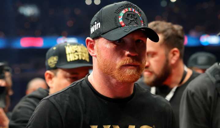 ¡Ni le cabían en los hombros! Todos los cinturones que perdió Canelo vs Crawford
