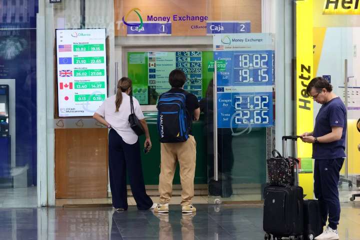 El peso se aprecia 0.10 por ciento y cierra en 18.64 unidades por dólar