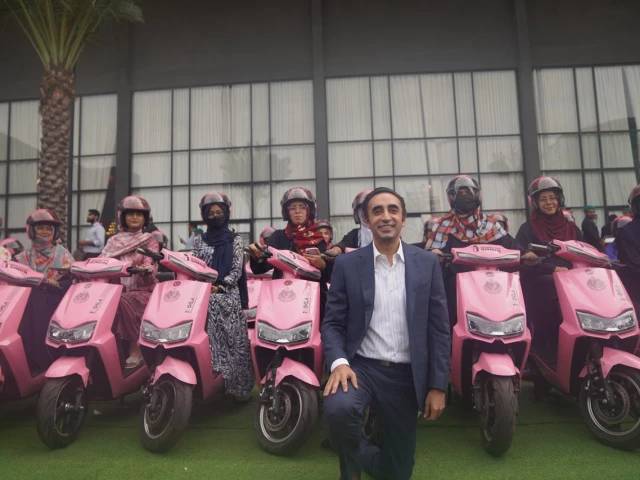 Women on wheels: Sindh distributes scooties under 'Pink Scheme'