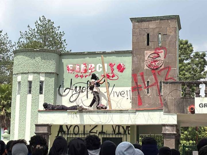 Normalistas vandalizan y tiran puerta de Campo Militar 1