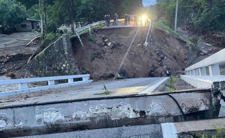 Caída de puente paraliza a cientos de automovilistas en Mapastepec, Chiapas