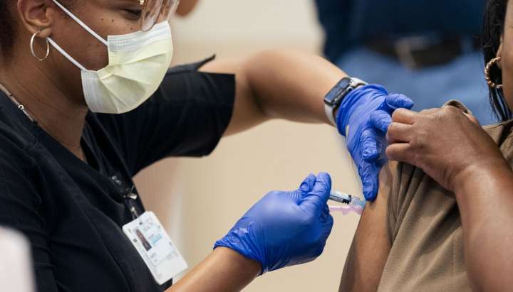Illinois health officials recommend COVID-19 vaccine for all adults, contradicting feds