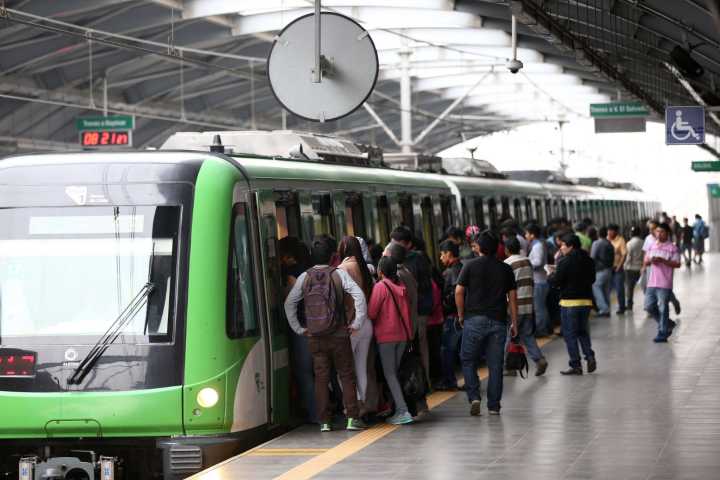 Línea 1 del Metro de Lima reporta demoras en su servicio generando largas colas en estaciones