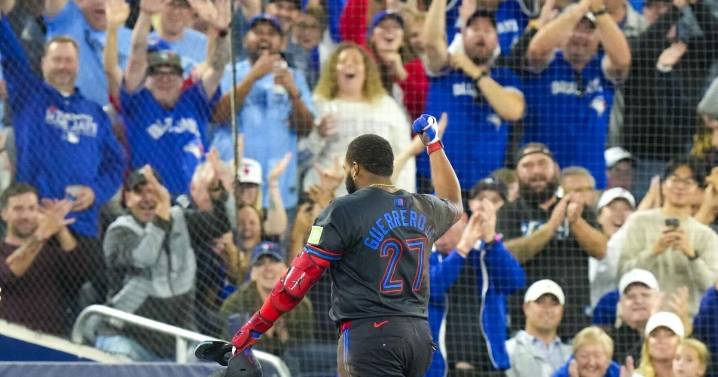 Orioles’ Brian Roberts disses Jays fans. No offence (right)