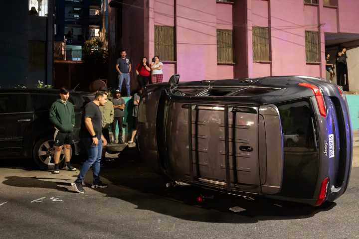 Conductor se da a la fuga tras impactar a un carro estacionado en Lomas del Porvenir
