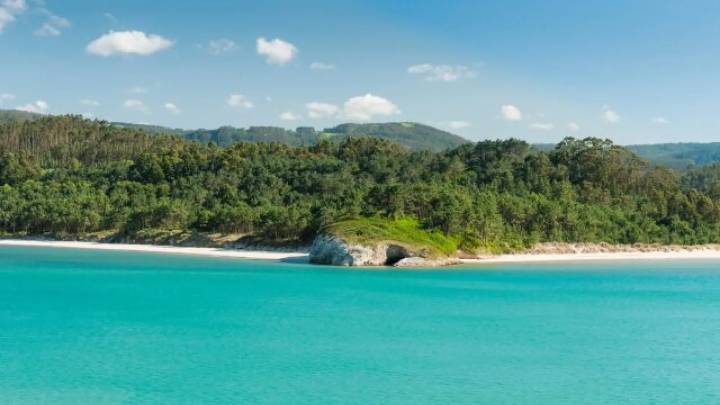 La playa casi desconocida de Galicia: aguas turquesas, arena blanca y unos curiosos restos arqueológicos
