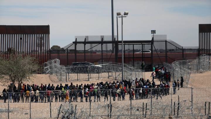 La política migratoria de Trump impulsa cifras históricas de deportaciones y expulsiones