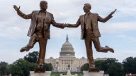 Polémica en Washington: escultura satírica de Trump y Epstein aparece frente al Capitolio