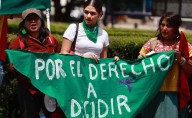 Con música y pañuelos, mujeres marchan en CDMX por aborto legal, seguro y gratuito