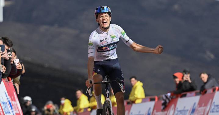 Pellizzari estrena su palmarés en El Morredero; Vingegaard, 2 segundos más líder
