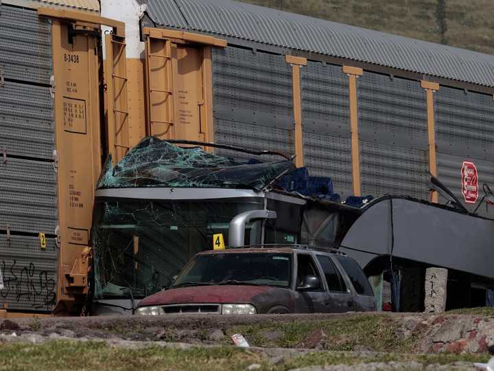 Detuvieron al conductor del micro que fue arrollado por un tren en México: se adelantó cuando esperaba cruzar la barrera