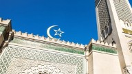 Colocan cabezas de cerdo frente a varias mezquitas de París