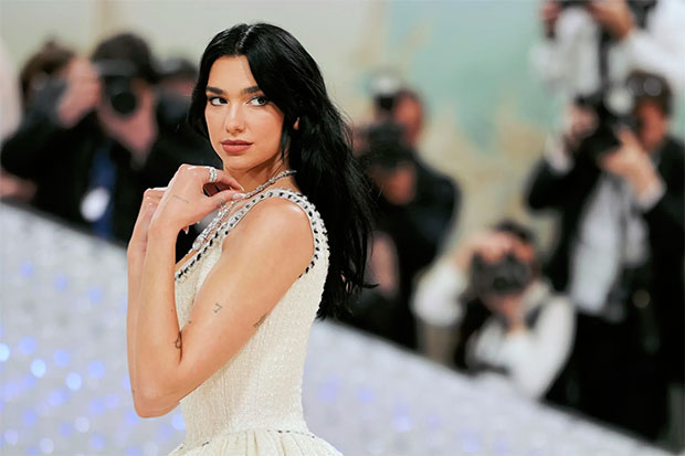 Dua Lipa niega que despidiera a su agente y critica al tabloide británico que lo publicó