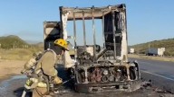 Falla mecánica desata incendio y reduce a cenizas camión en la carretera a Torreón