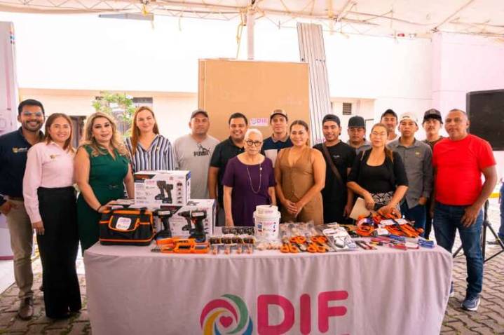El DIF Nayarit entrega herramientas a egresados de carpintería y tablaroca