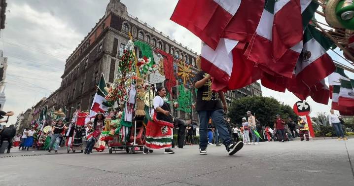 Carritos mexicanos llenan el Centro Histórico con artículos patrios para Fiestas Patrias
