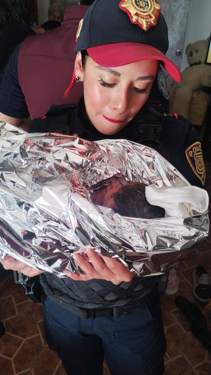 Policía de la Benito Juárez apoya en labor de parto a vecina