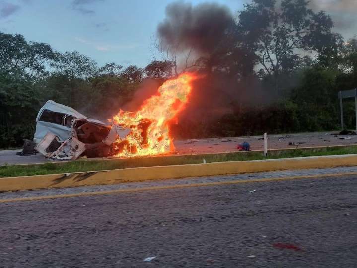 Mueren 15 personas en choque entre combi, tráiler y automóvil en Yucatán