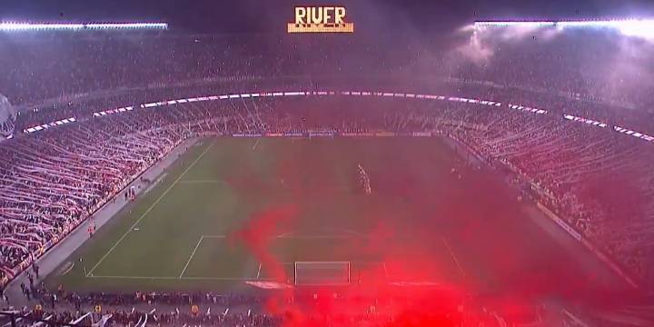 Bengalas, banderas y una camiseta gigante: así fue el impactante recibimiento a River para el duelo ante Palmeiras