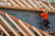 Funcionarios y líderes latinos piden que se concedan permisos de trabajo a trabajadores inmigrantes