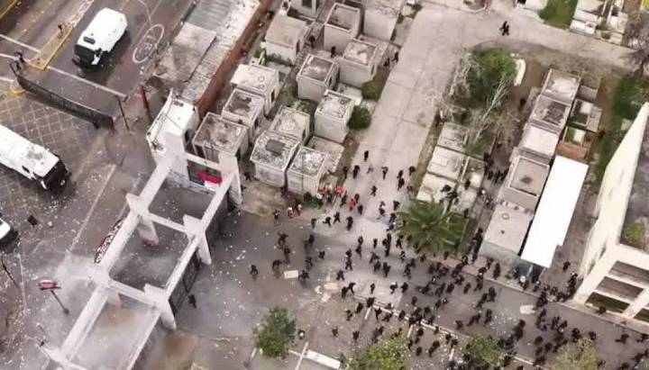 Romería: Manifestantes ingresan al interior del Cementerio General