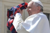 Azulgrana: cuál es la curiosidad del fútbol que une al Papa Francisco y a León XIV
