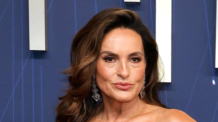 Mariska Hargitay twins with the Emmys red carpet in figure