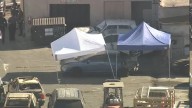 Hallan cuerpo dentro de un auto en depósito de vehículos en el sur de Los Ángeles