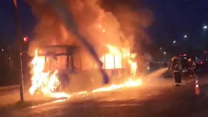 VIDEO / Se incendió un colectivo sobre la ruta 8