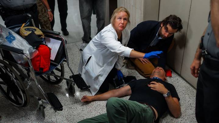 Federal agents grab and shove journalists outside Manhattan immigration court, sending one to hospital