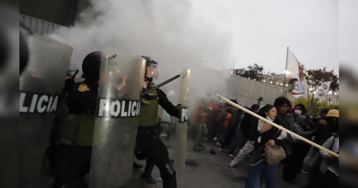 Policía se enfrenta a manifestantes de la marcha contra Boluarte y Congreso entre Jirón de la Unión y Ocoña