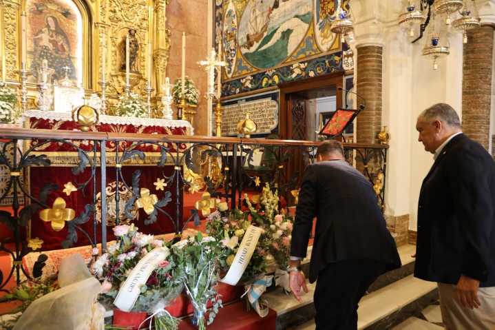 Huelva muestra su devoción a la Virgen de la Cinta con una continua ofrenda floral