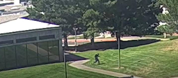 El FBI revela video del sospechoso de disparar contra Charlie Kirk