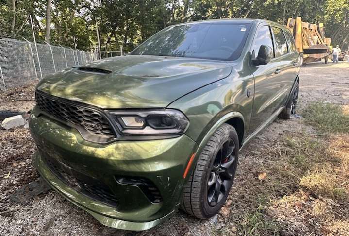 LMPD demuele una Dodge Durango incautada en operativo