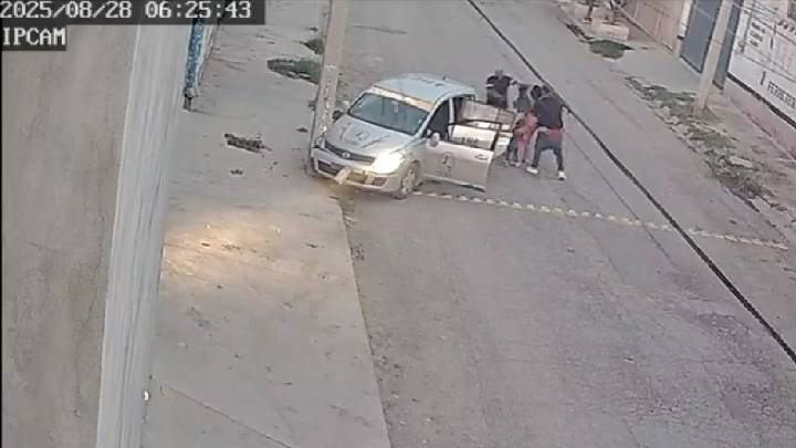 Taxista de la tercera edad es brutalmente golpeado por pasajero en Gómez Palacio; la agresión había provocado que chocara