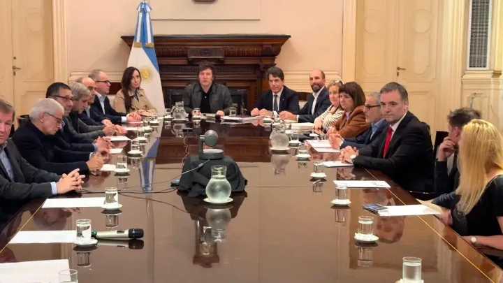 Tras el revés electoral, Javier Milei se reunió con sus ministros durante dos horas