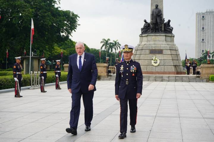 HMS Richmond visits Philippines to increase defence cooperation and boost trade