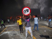 Los impactantes videos y fotos de la crisis en Nepal: fuego en el Parlamento y destrucción de casas de funcionarios en Katmandú