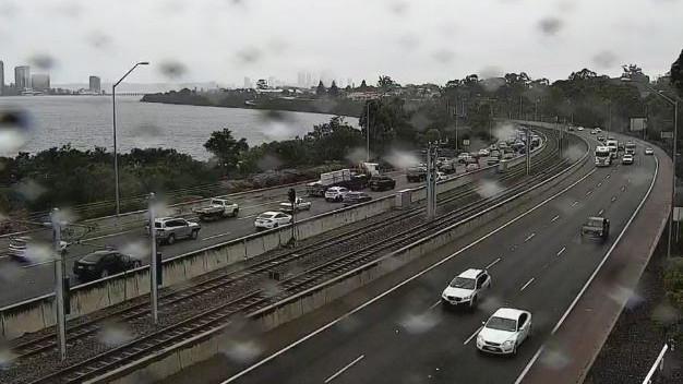 Perth traffic: Schoolgirl hit by car in Riverton while Kwinana Freeway crash causes delays for motorists