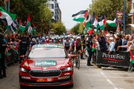 Ayuso gana una etapa marcada por la tensión en torno al Israel-Premier Tech, la patata caliente del pelotón
