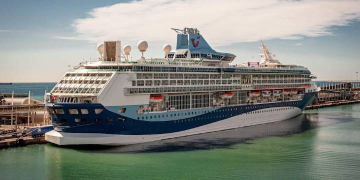 El crucero más grande del mundo entra al mar por primera vez y comenzará a operar en 2026