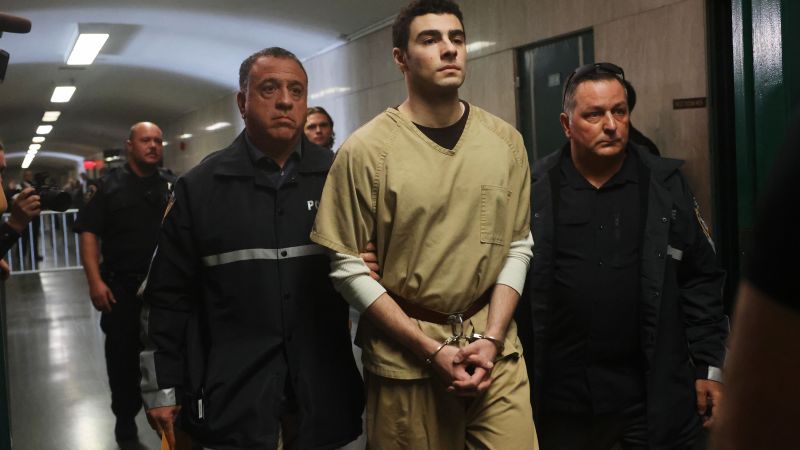 Juez desestima cargos de terrorismo contra Luigi Mangione