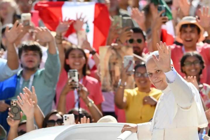 El papa agradece los rezos por su 70 cumpleaños ante multitud con presencia peruana