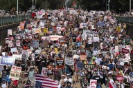 Miles de personas marchan en Washington exigiendo poner fin al control militar ordenado por Trump