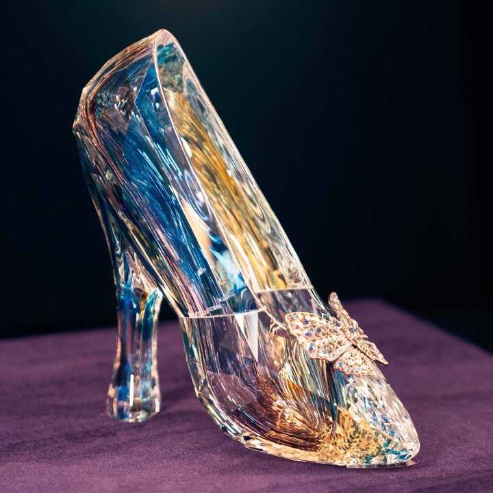 El zapato de cristal de Cenicienta y el casco de Iron Man en una exposición por el centenario de Disney