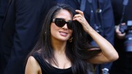 Salma Hayek nos enseña a llevar bikini para lucir fresca y elegante en la transición de verano a otoño 2025
