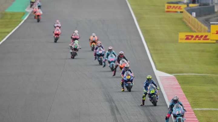 Holgado arrasa en Moto2 y Manu González limita daños
