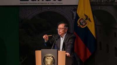 Secretario jurídico de Petro renuncia a su visa de EE.UU. en solidaridad con el presidente
