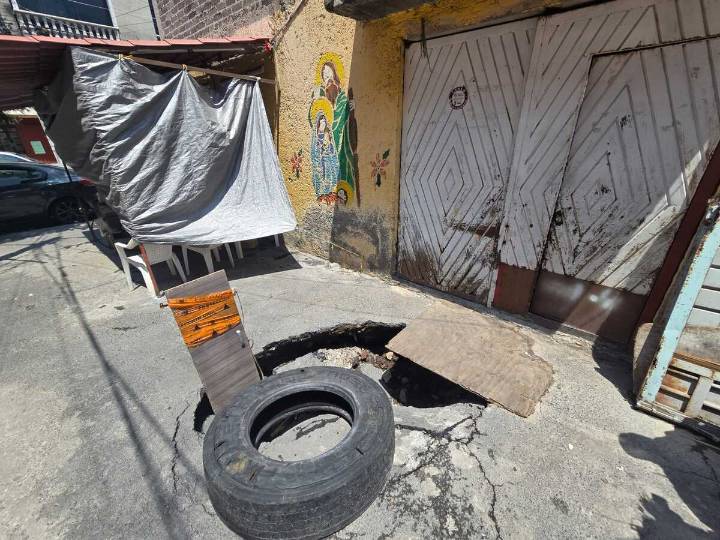 Socavón frente a una vivienda pone en riesgo a una familia en Iztacalco