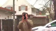 Vecinos de Ituzaingó denuncian que un hombre del barrio los ataca, vandaliza casas y bloquea la calle